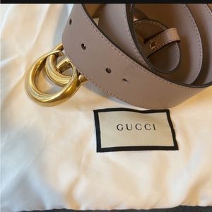 Gucci women’s belt ( comes with the dust bag and the receipt)